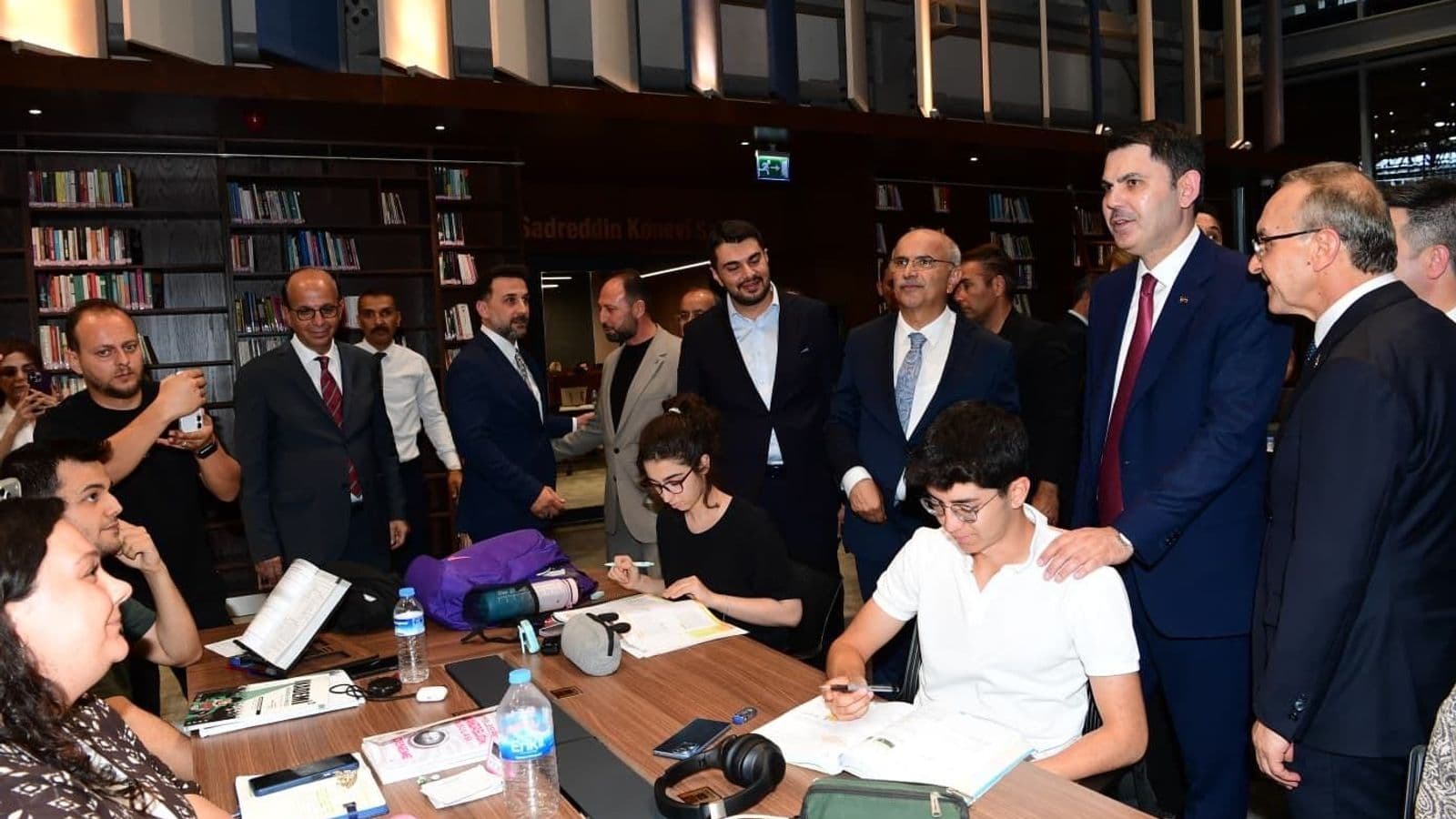 Bakan Kurum Şehir Kütüphanesi’nde Gençlerle Buluştu