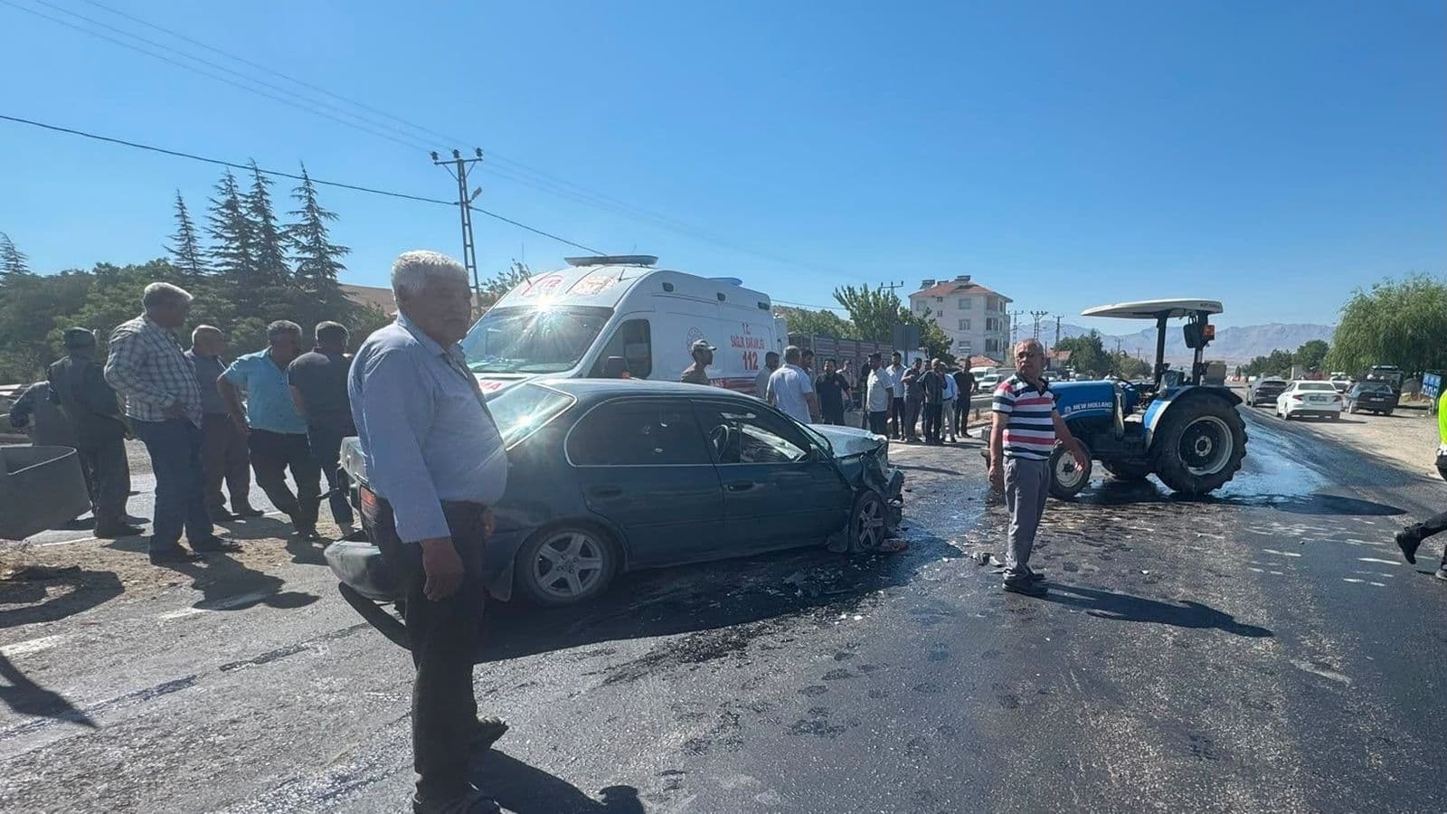 Doğanşehir’de Otomobil Traktöre Çarptı: 3 Yaralı