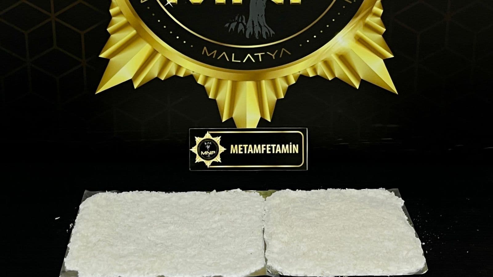 Sokak Satıcısına Fiziki Takip: 900 Gram Metamfetamin Ele Geçirildi