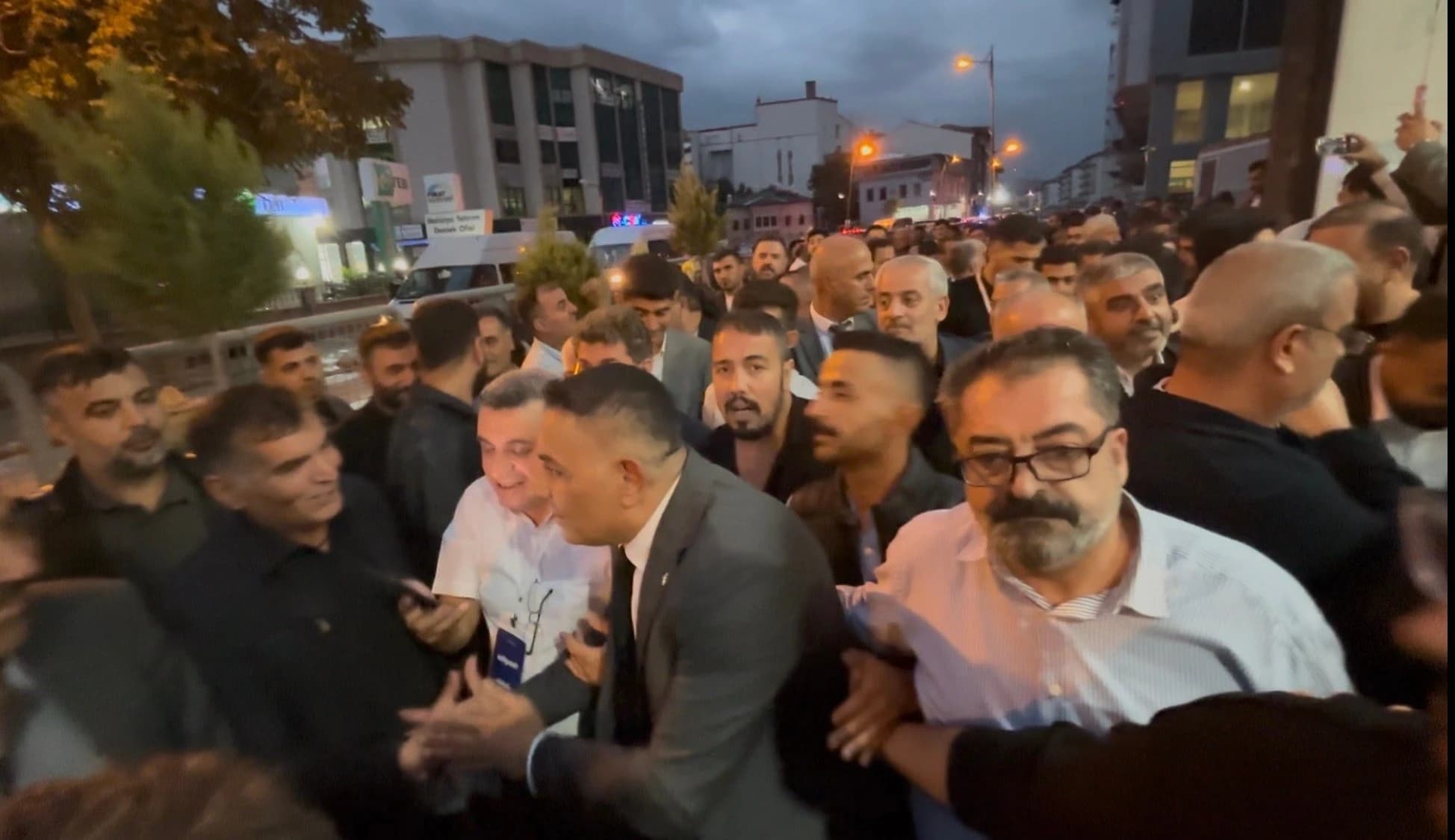 Sadıkoğlu: “Burası Siyaset Meydanı Değil”