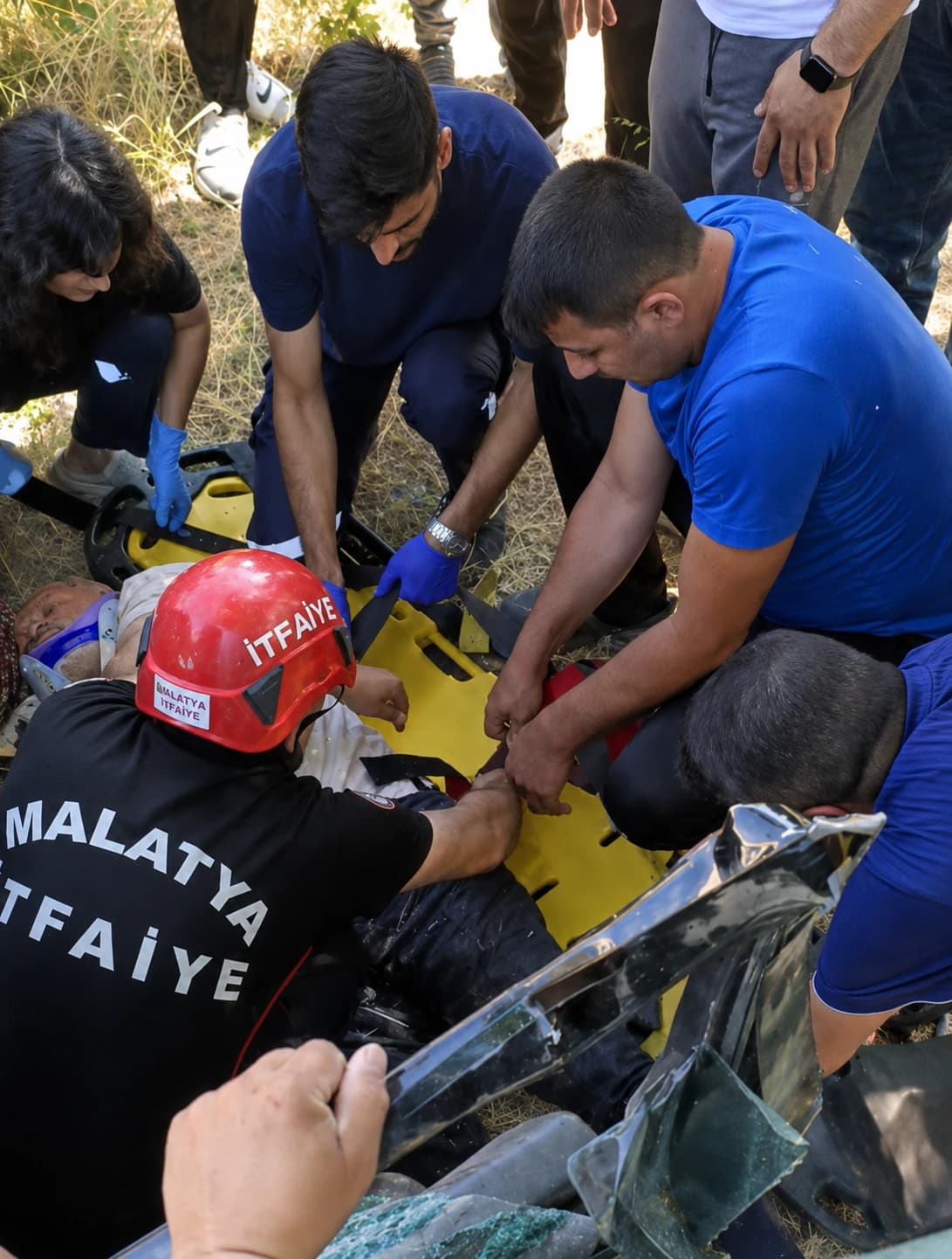 Yeşilyurt’ta Feci Kaza: Otomobil Kayısı Bahçesine Uçtu, Sürücü Ağır Yaralı!